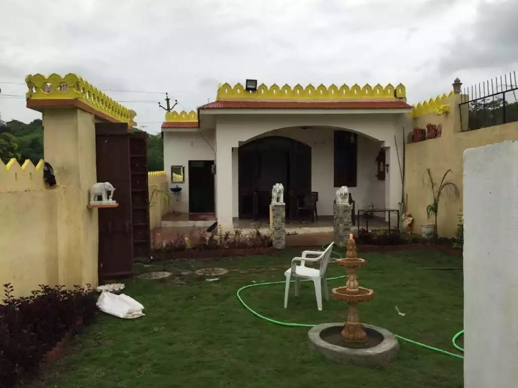 HOUSE WITH SWIMMING POOL