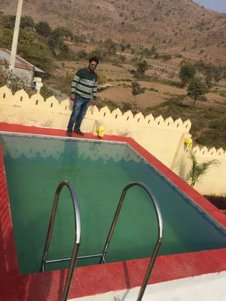 HOUSE WITH SWIMMING POOL