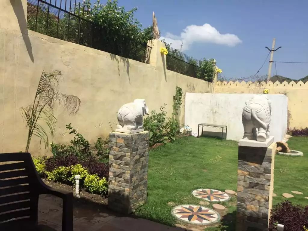 HOUSE WITH SWIMMING POOL