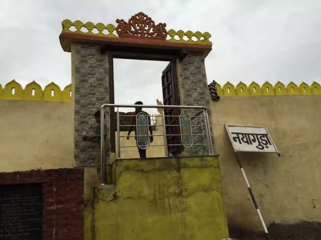 HOUSE WITH SWIMMING POOL